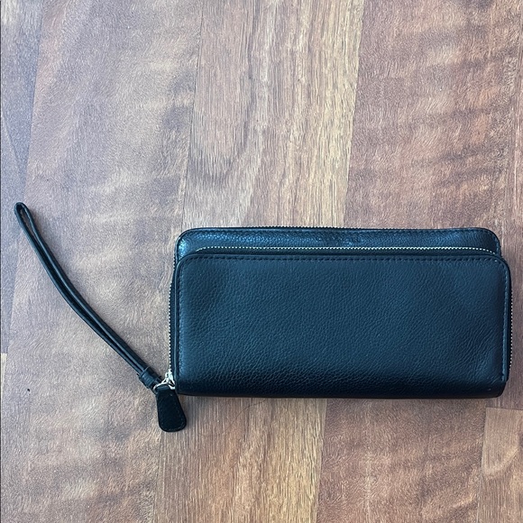 Coach Handbags - EUC Classic vintage Coach Black pebbled soft Leather Zip Around Wallet